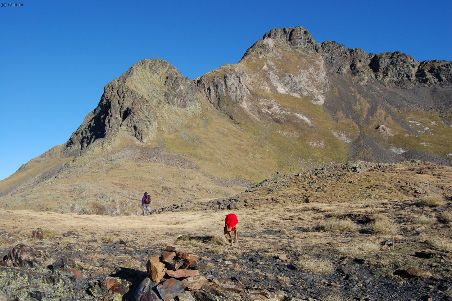Desde la zona del lago la senda se acerca al pico...