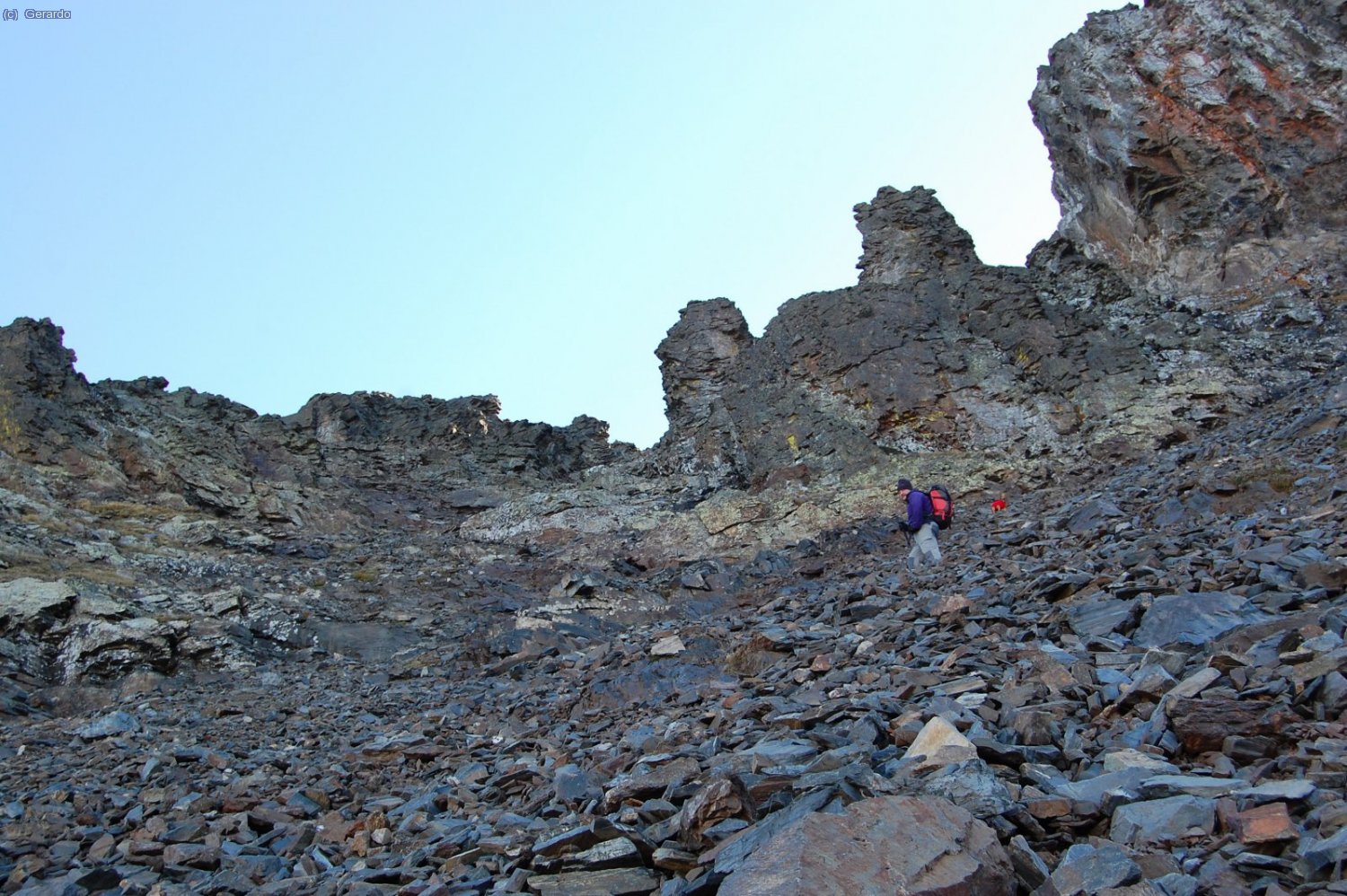 El flanqueo al sur del pico acaba y la senda se enfila directa por una chimenea pedregosa, al oeste, hasta la zona cimera.
