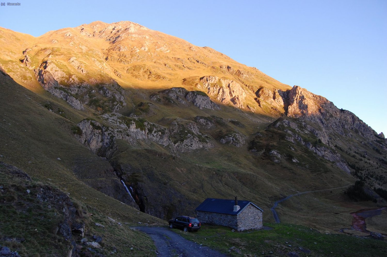 La tarde del s&aacute;bado, nuestro coche y "nuestra" caba&ntilde;a al pie del Tuc de Parros.