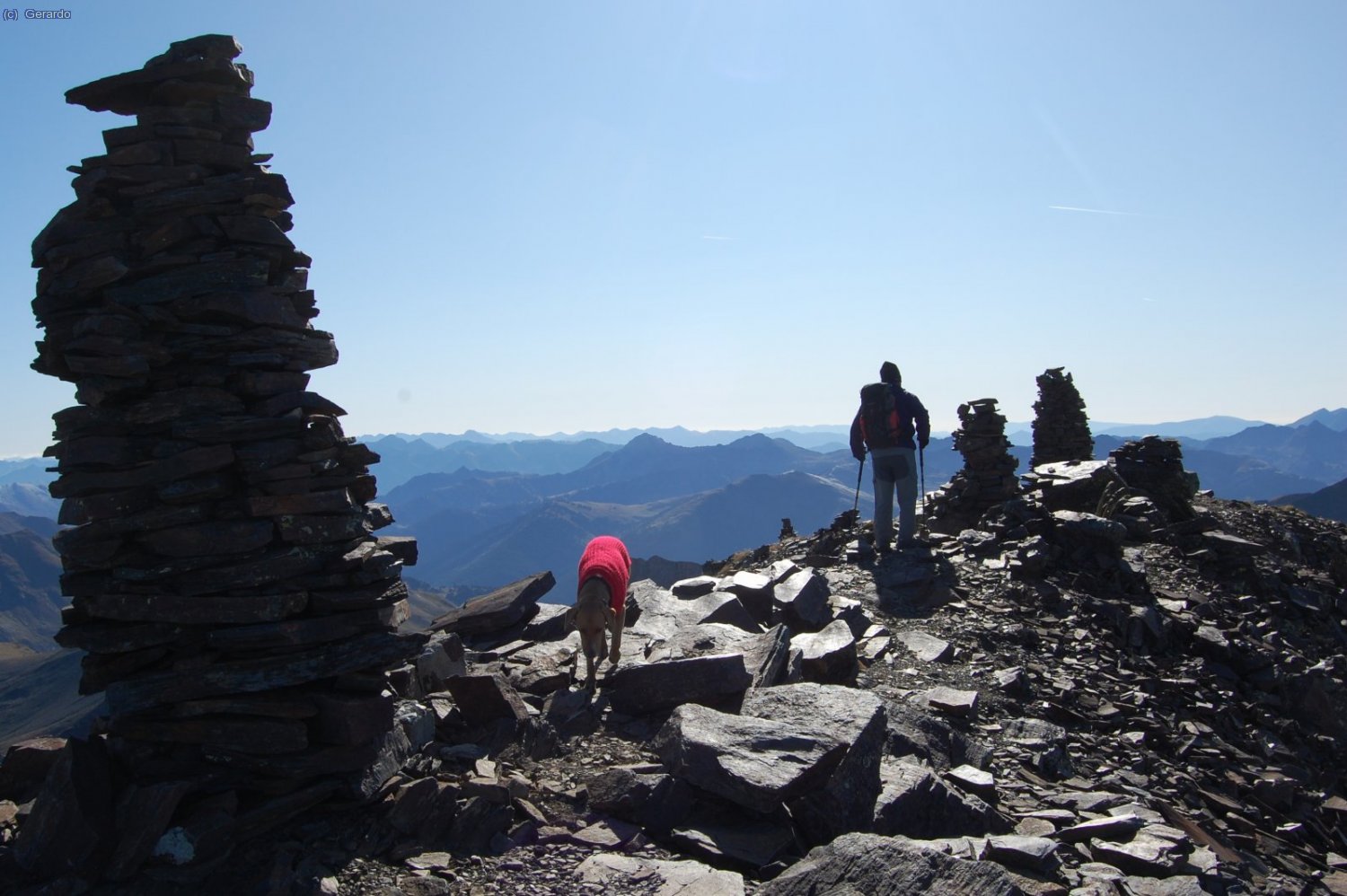 Enormes mojones en la cima.