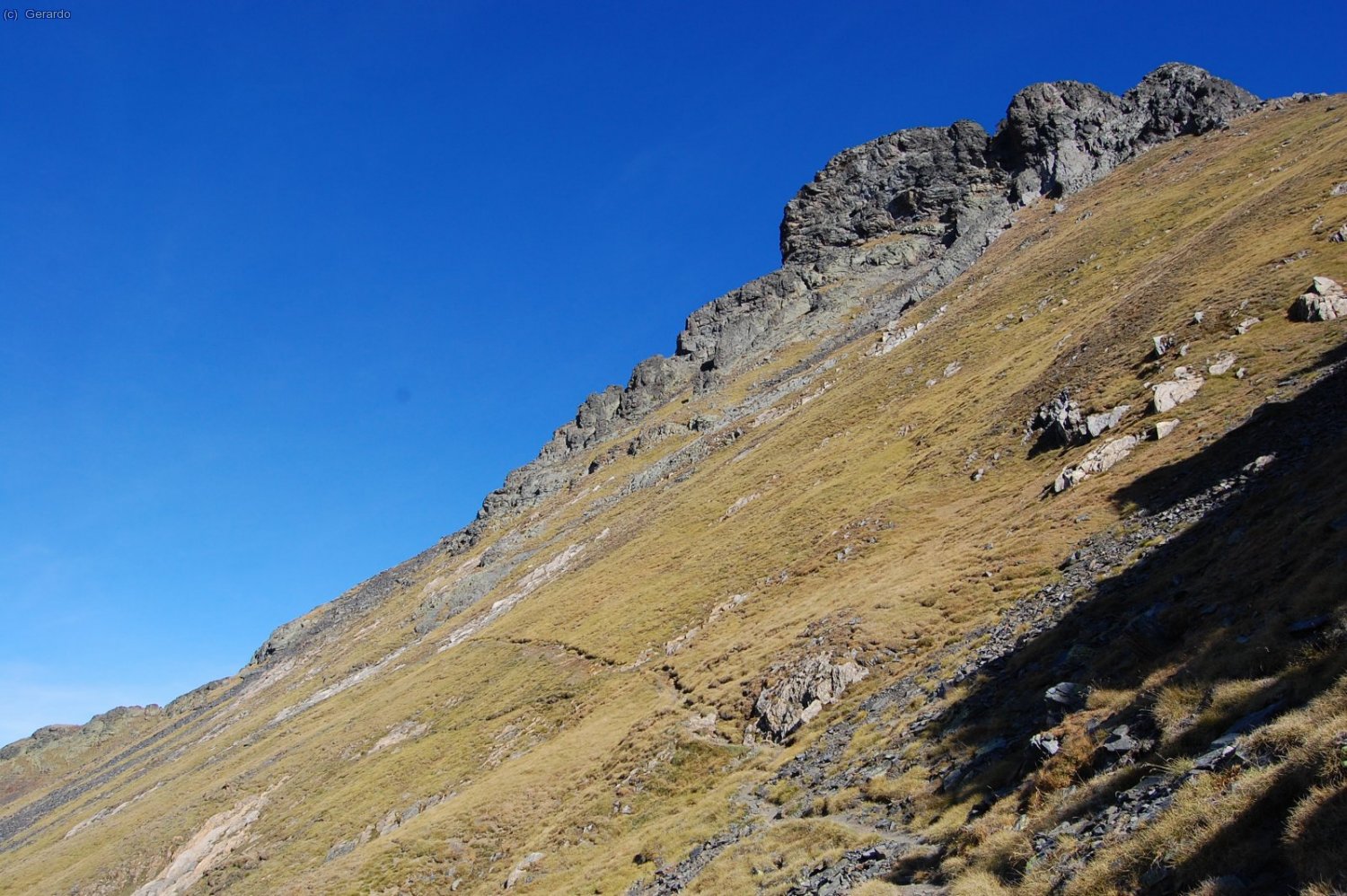 El flanqueo que vamos dejando atr&aacute;s al bajar.