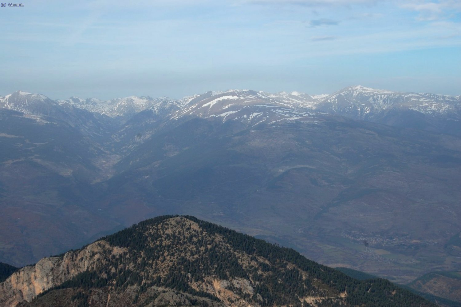 Detall cap al nord, amb el Puigpedr&oacute;s, Engorgs, la Vall de La Llosa i el Pic de la Muga, de dreta a esquerra.