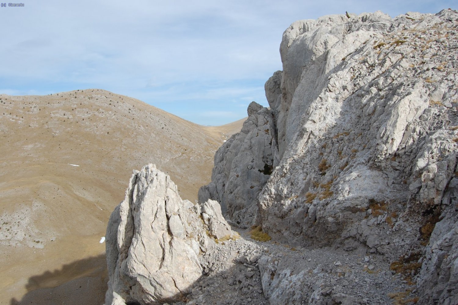 Un petit pas en aquesta serralada intermitja, que baixa a la Coma dels Cortils.