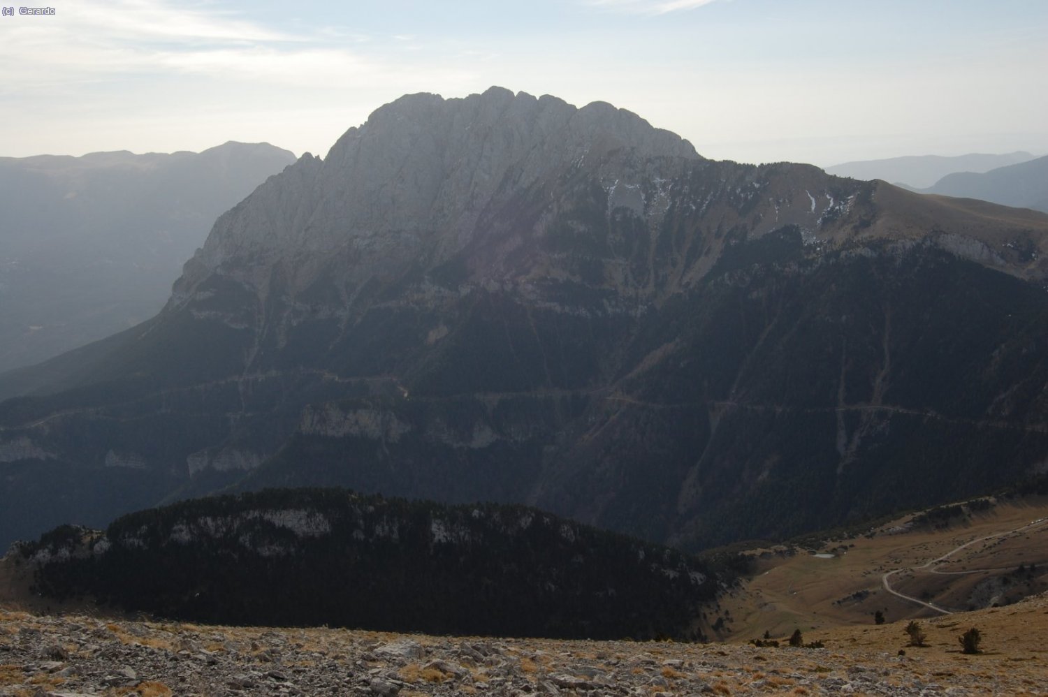 La nord del Pedra. A la dreta, en baix, El Collell, el nostre punt de partida.