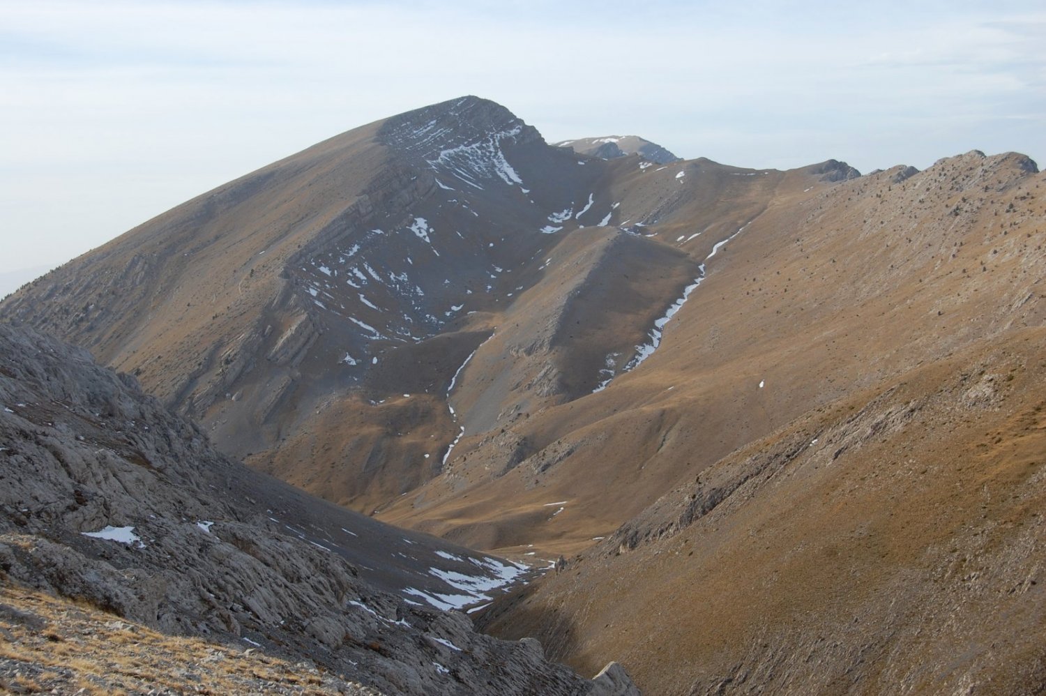 El Costa Cabirolera agafa el volum que confereix la llum de la tarde. Als nostres peus, l