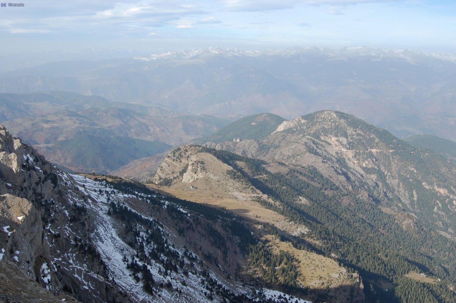 Cap al nordoest, amb el refugi de Prat d