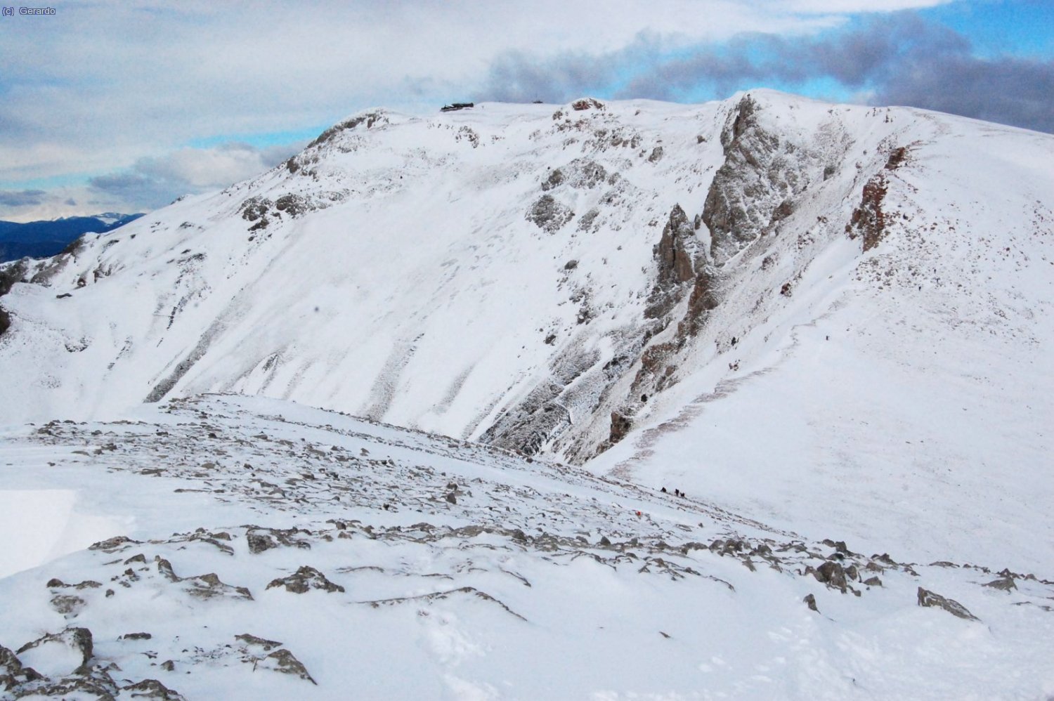 En un moment donat, hem de baixar fins a un coll intermig per continuar cap al cim, que es veu al fons.