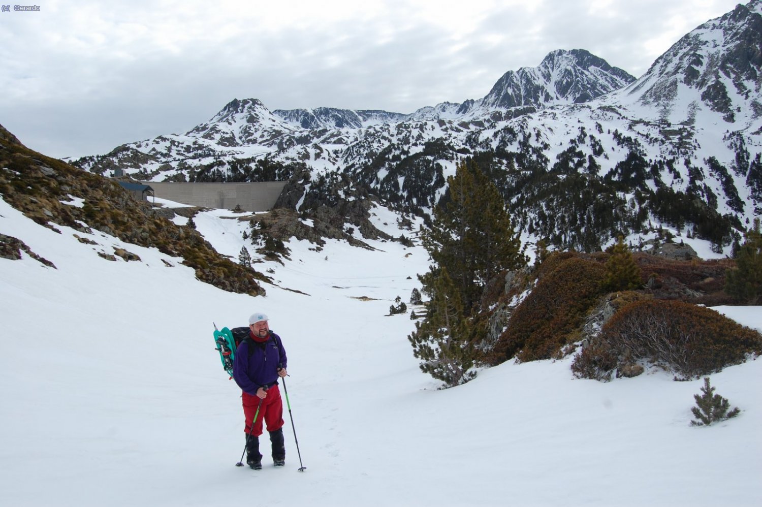 A nuestra espalda la presa y un soberbio Carlit.