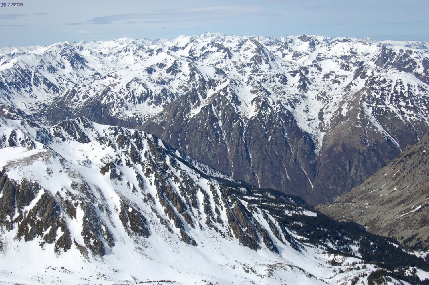 Hacia el noroeste domina en el centro el macizo de la Pica d