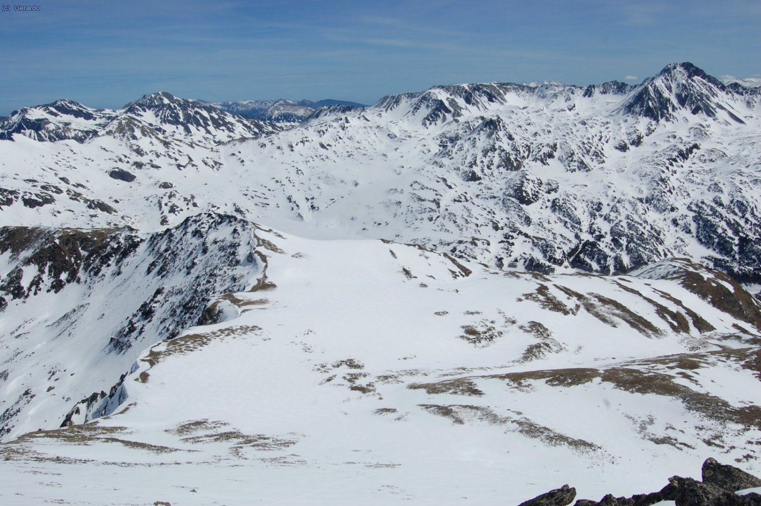 Hacia el este, Peric a la izquierda y Carlit a la derecha.