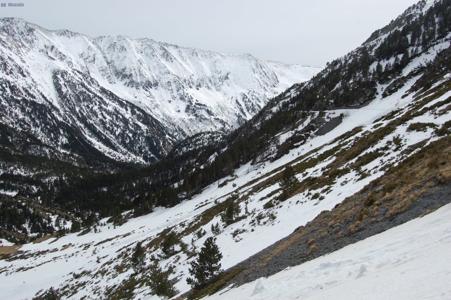 Por debajo de la presa, mirando hacia el sur. Nuestro GR flanquea horizontal por la derecha.