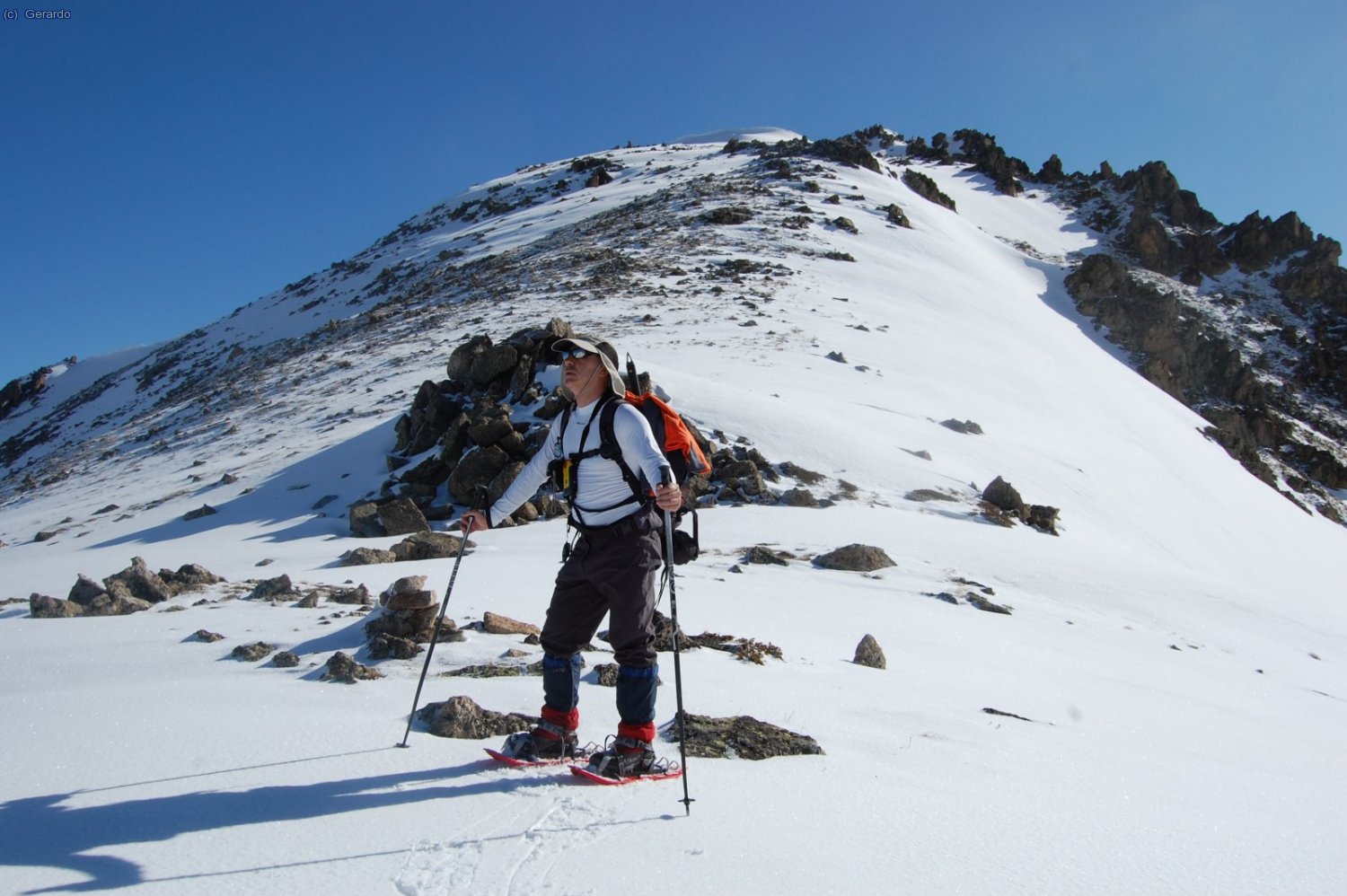 Antonio al coll. Darrera seu, el llom cap al cim.