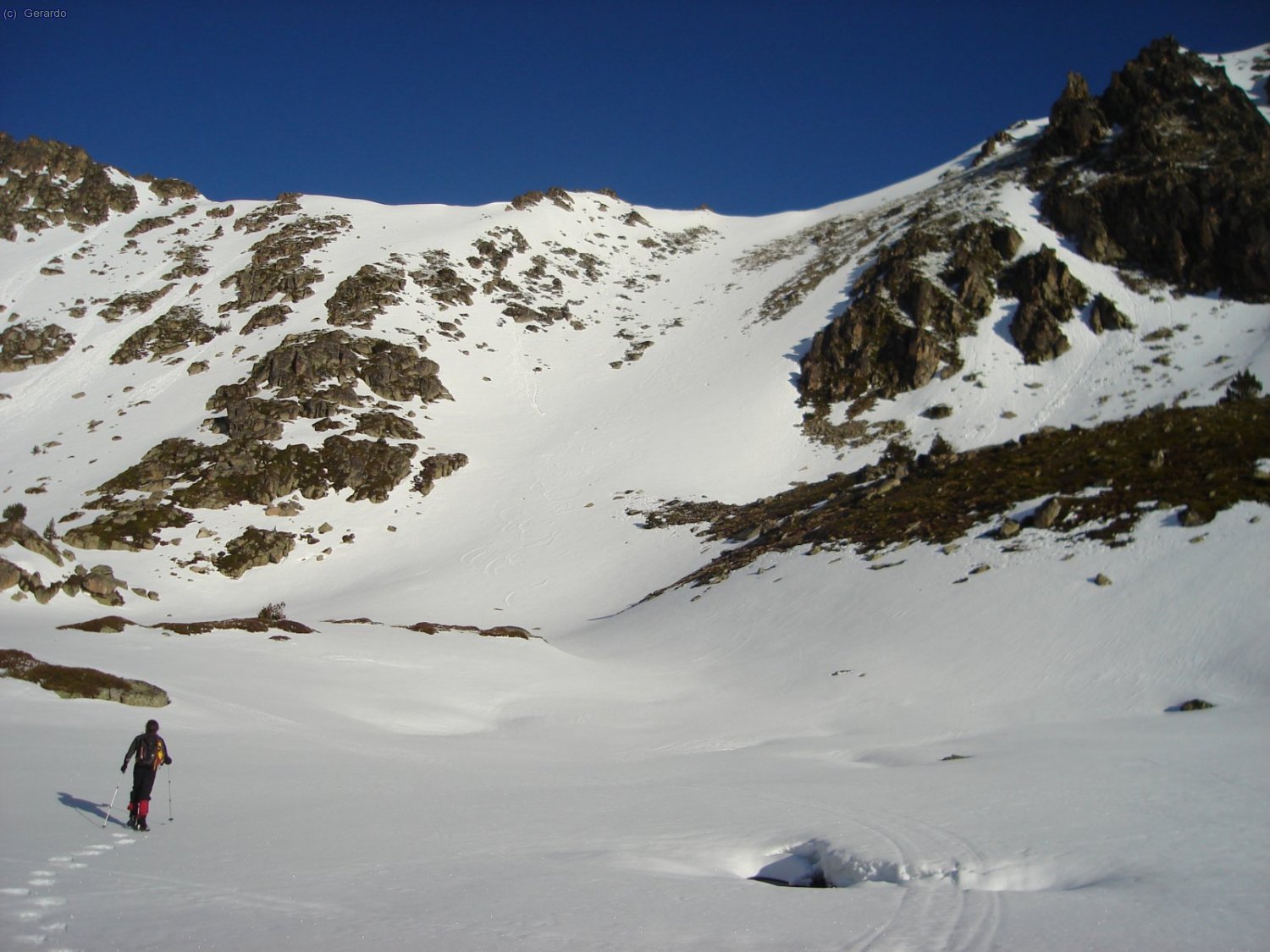 All&agrave; al fons tenim la pala per la qual pujarem al coll sudoeste del pic.