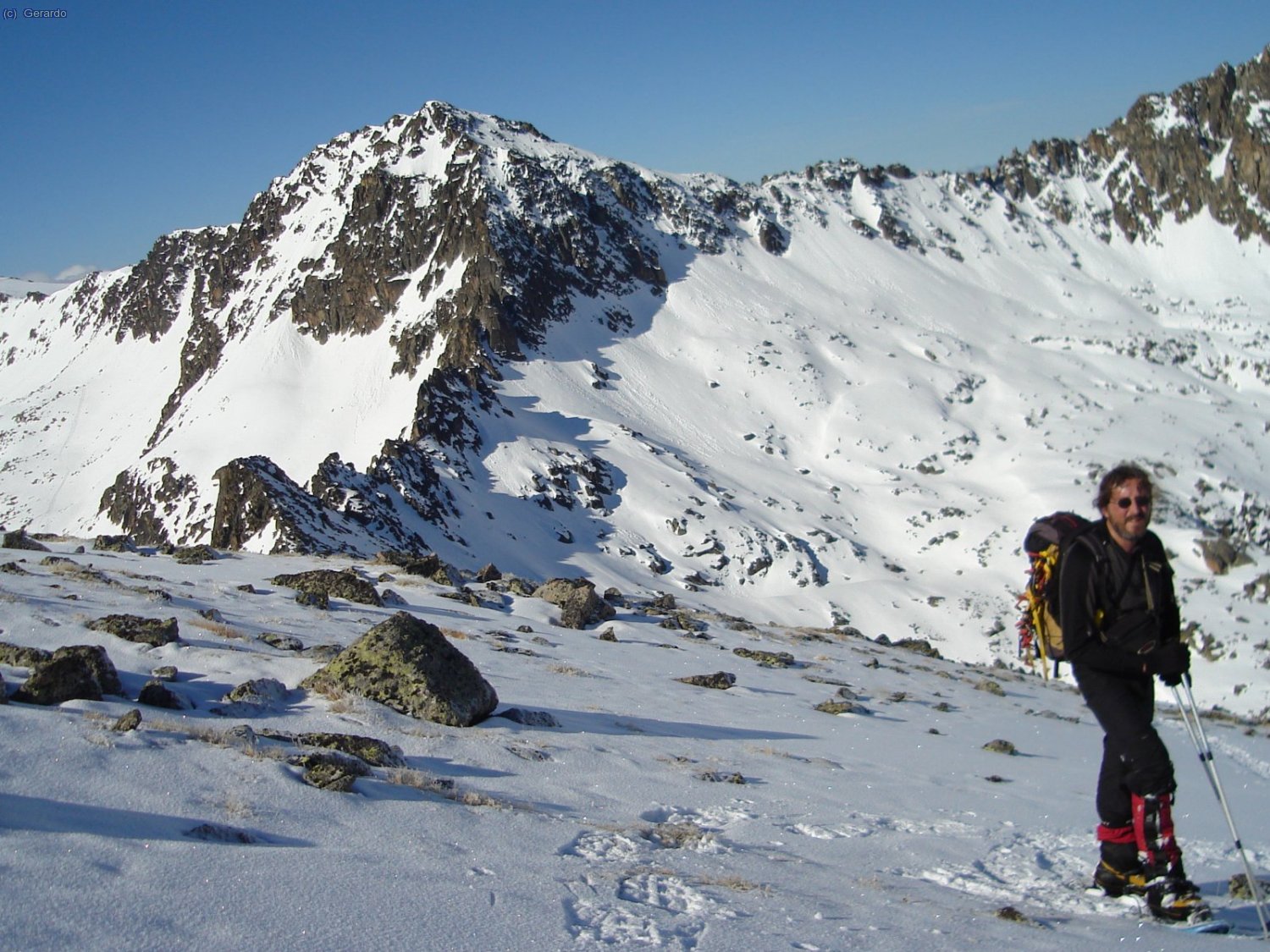 I jo a mitja pujada pel llom somital, amb Ensagents al fons.