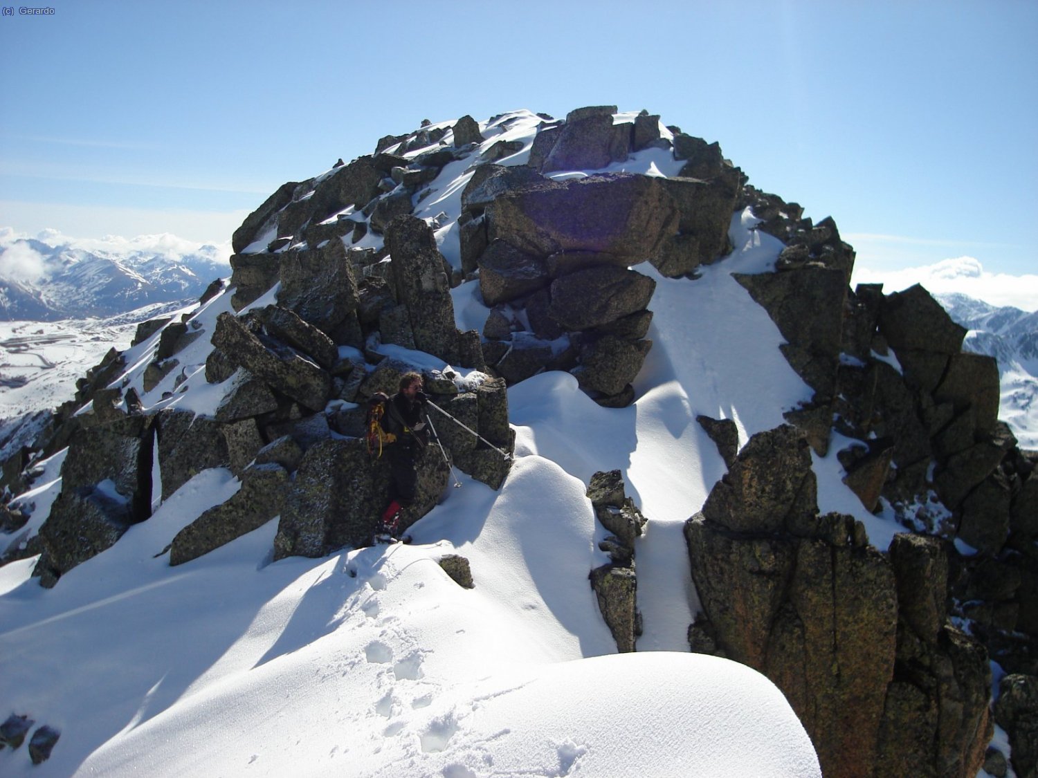 Hi ha un petit coll nevat que separa els dos petits sector de l