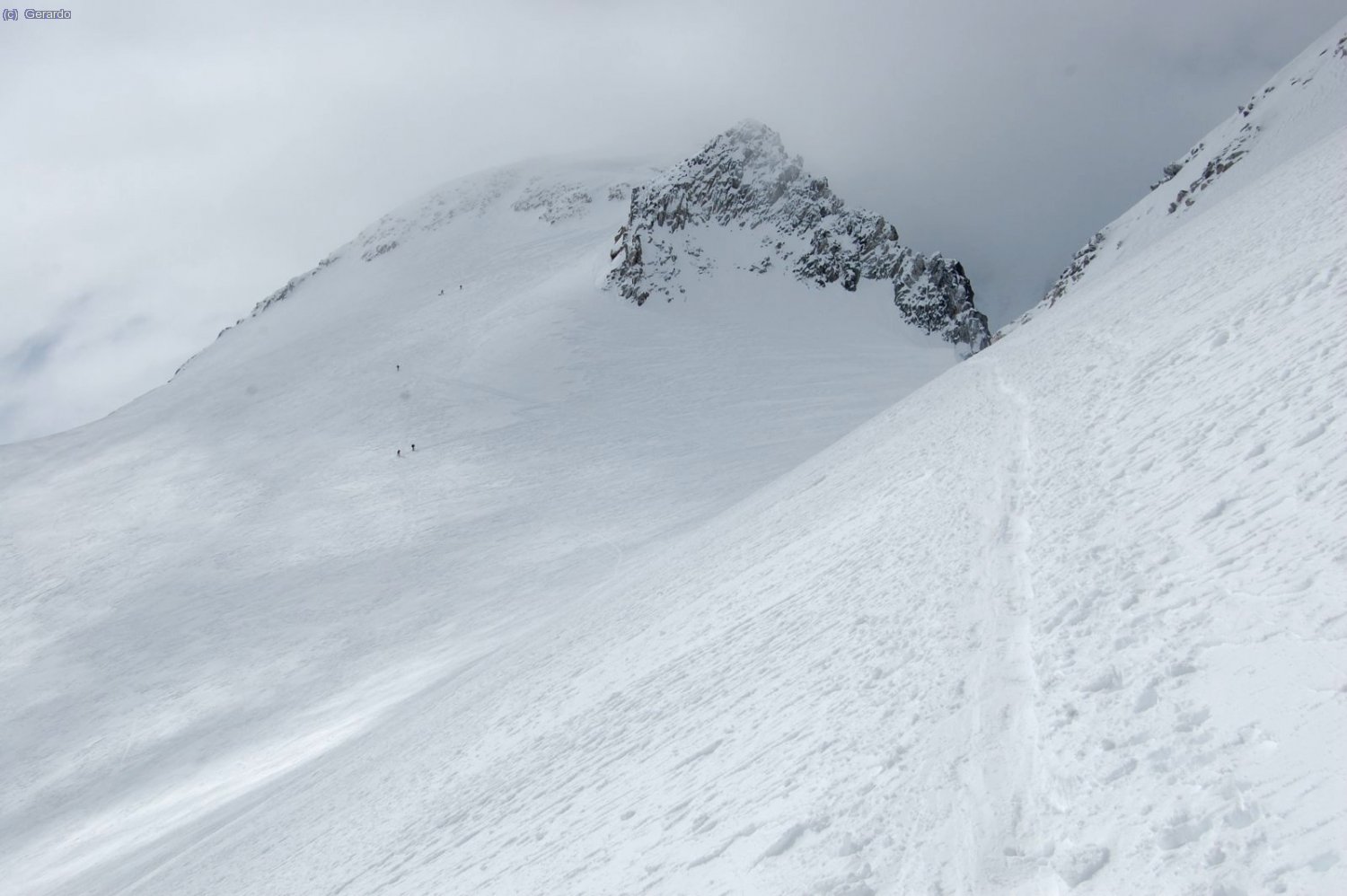 A medio camino del glaciar el viento se incrementa y las nubes toman posiciones...