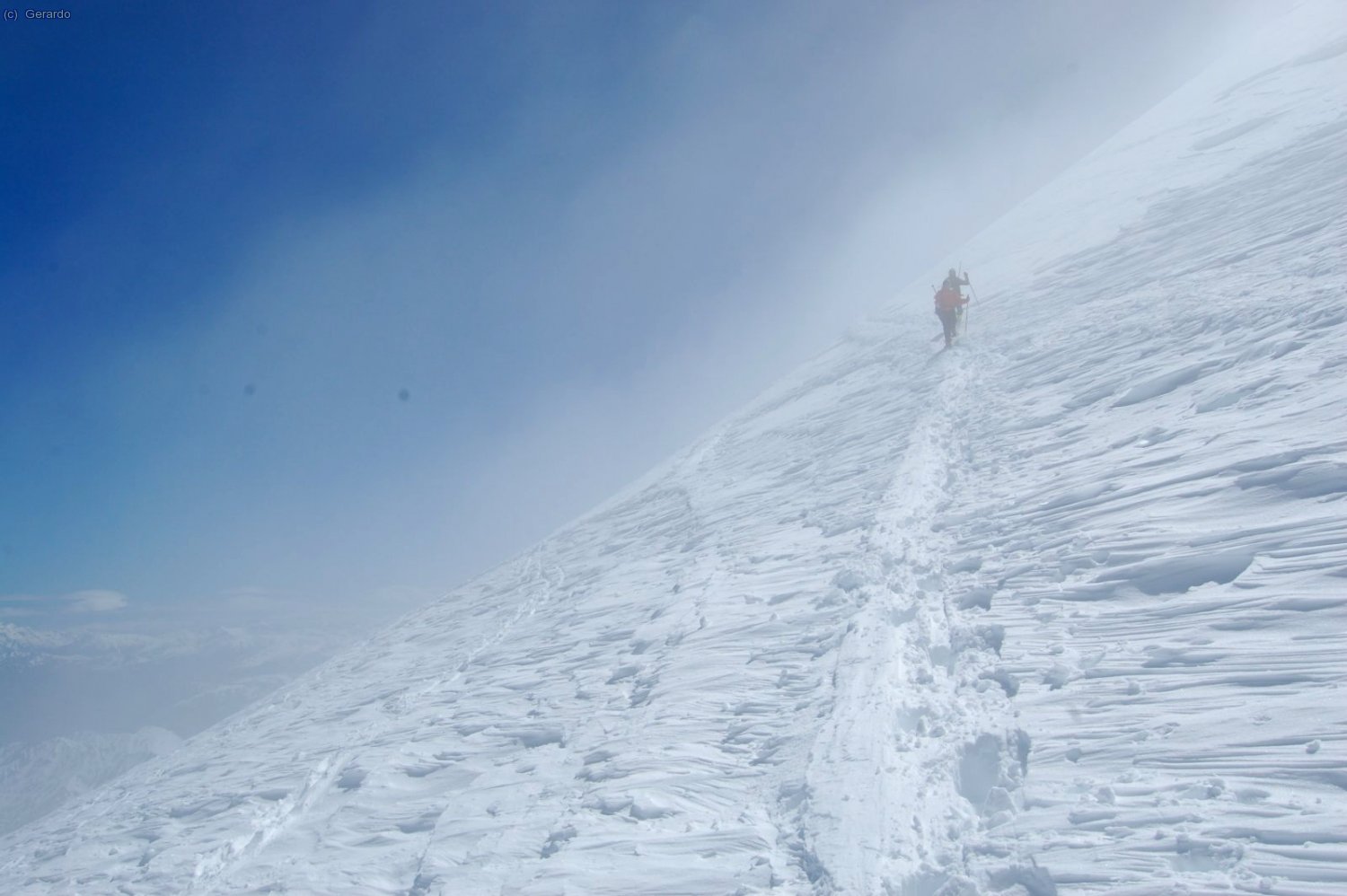 El aire que bate y bate como un mar enfurecido mientras bajamos hacia el collado de Coronas.