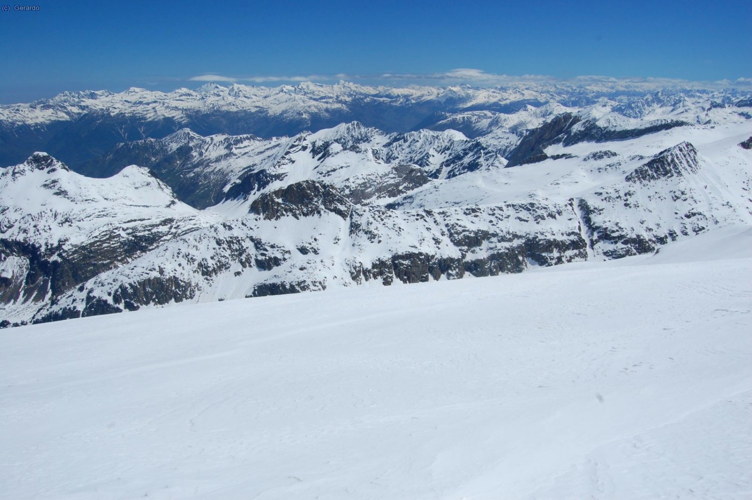 En el glaciar la ventolera amaina y la nube se queda arriba...