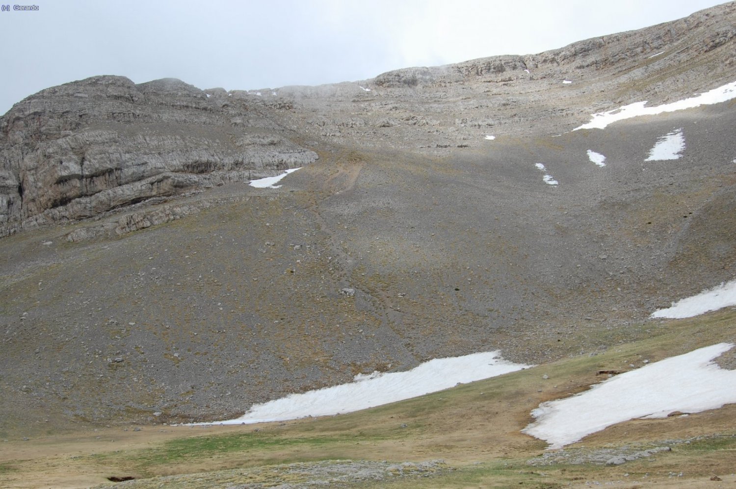 Entrant al petit circ al peu del cim, que franquejem cap amunt i a l