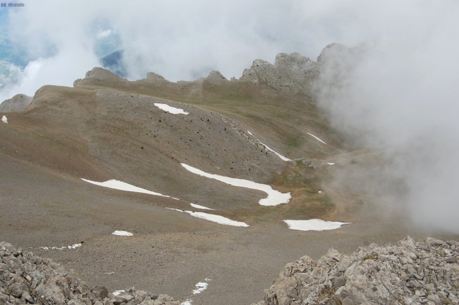 Vistes cap al nordest, el cirquet des del qual hem pujat, amb les puntes de la serra dels Cortils al fons.