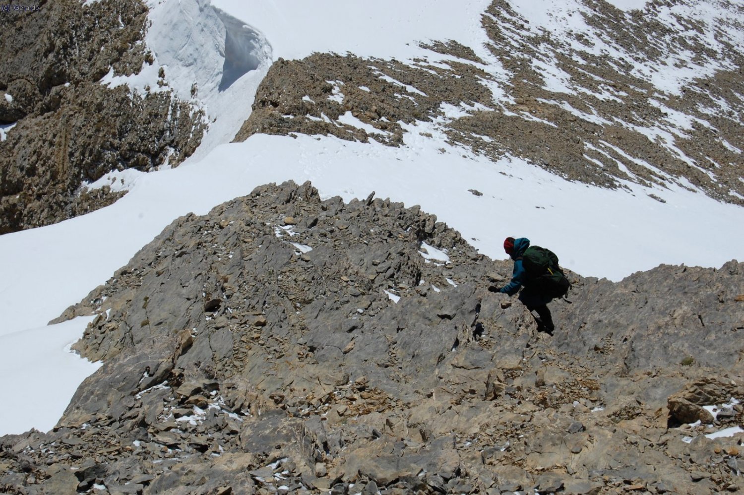 Mati baja por delante con mucha soltura...