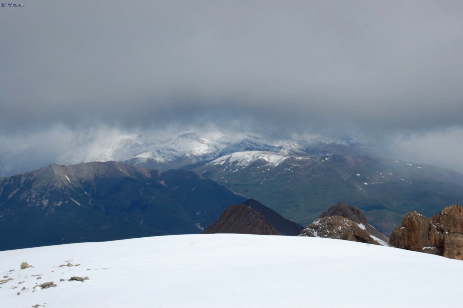 La nortada tiene el eje de la cordillera a oscuras.