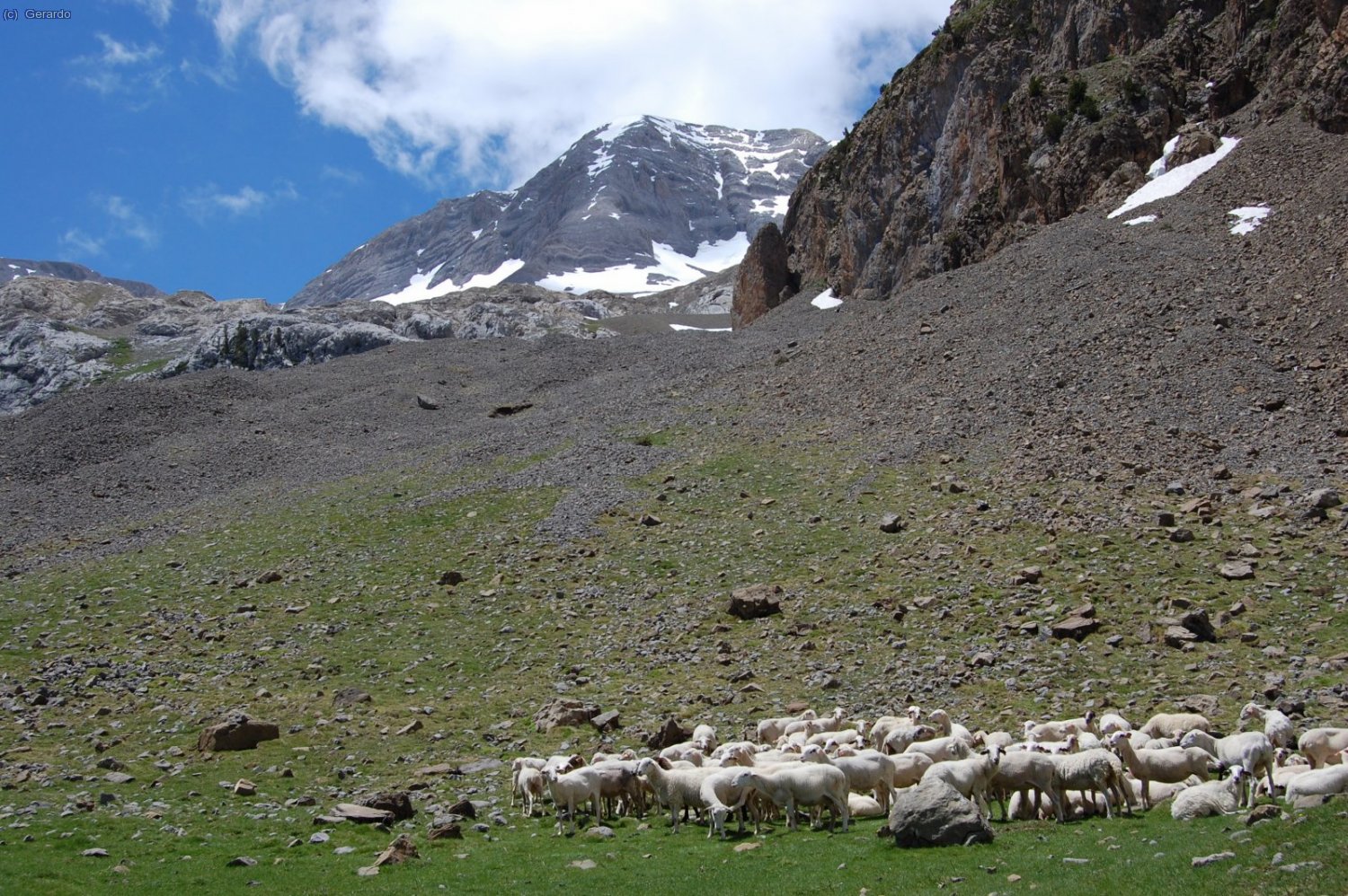 Y ya en su zona inferior, con el Cotiella al fondo.