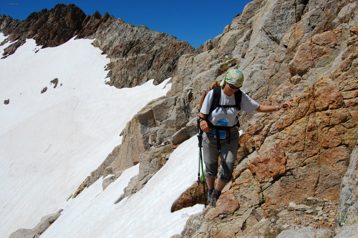 Mati sonr&iacute;e en este flanqueo un poqu&iacute;n pestoso, total para evitar el nevero empinado...