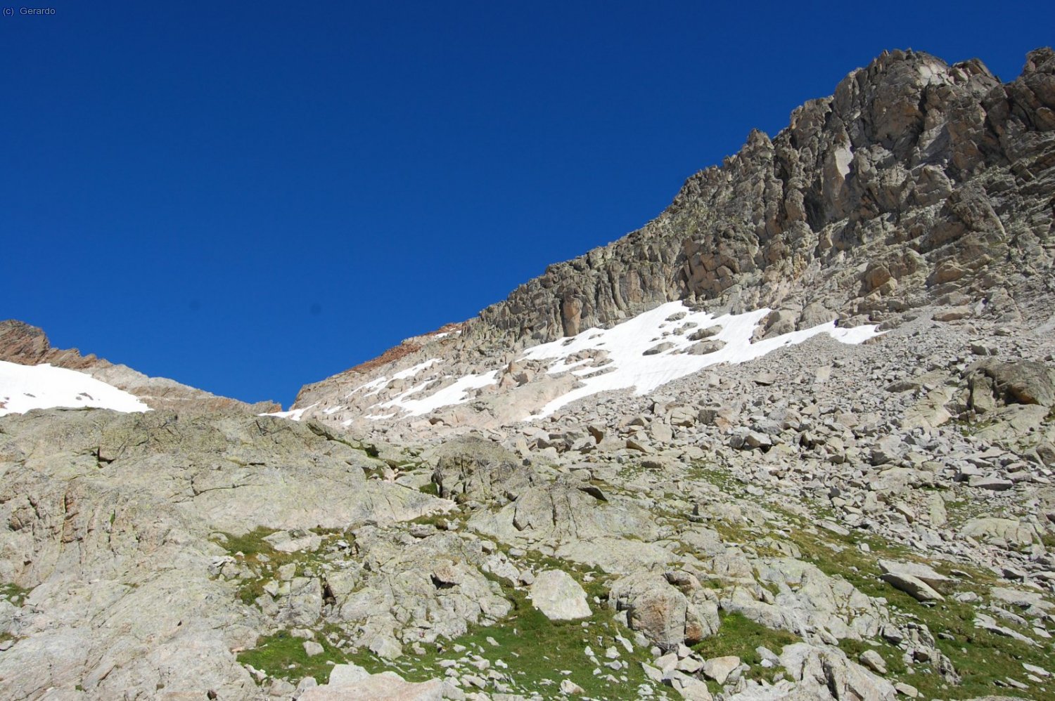 Al llegar al amplio collado, giramos completamente a la derecha para encarar el final del pico por su vertiente sur: aqu&iacute; la tenemos.