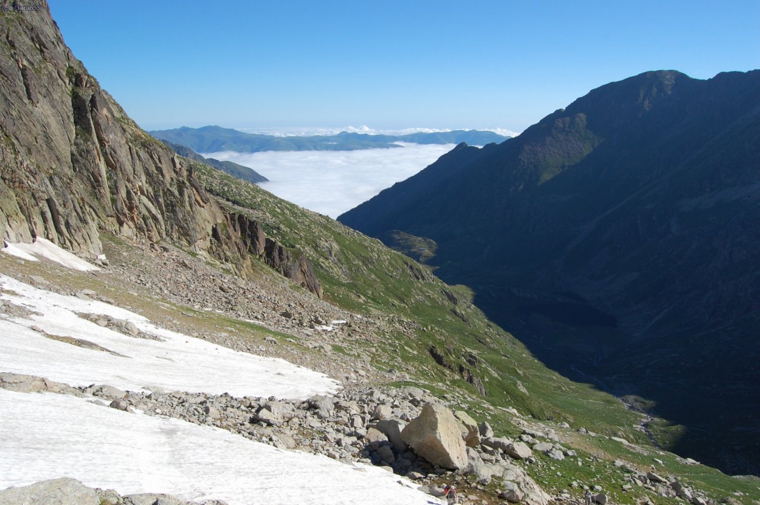 Vamos ascendiendo en flanqueo hacia el sur, dejando a nuestra espalda las brumas francesas. Muy poca nieve.
