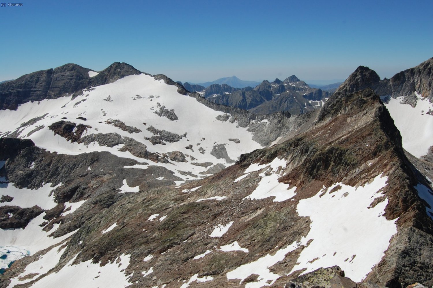 ... sur: Baquo, al fondo Turb&oacute;n, m&aacute;s cerca Escorvets, a la derecha el pit&oacute;n del Jean Arlaud...