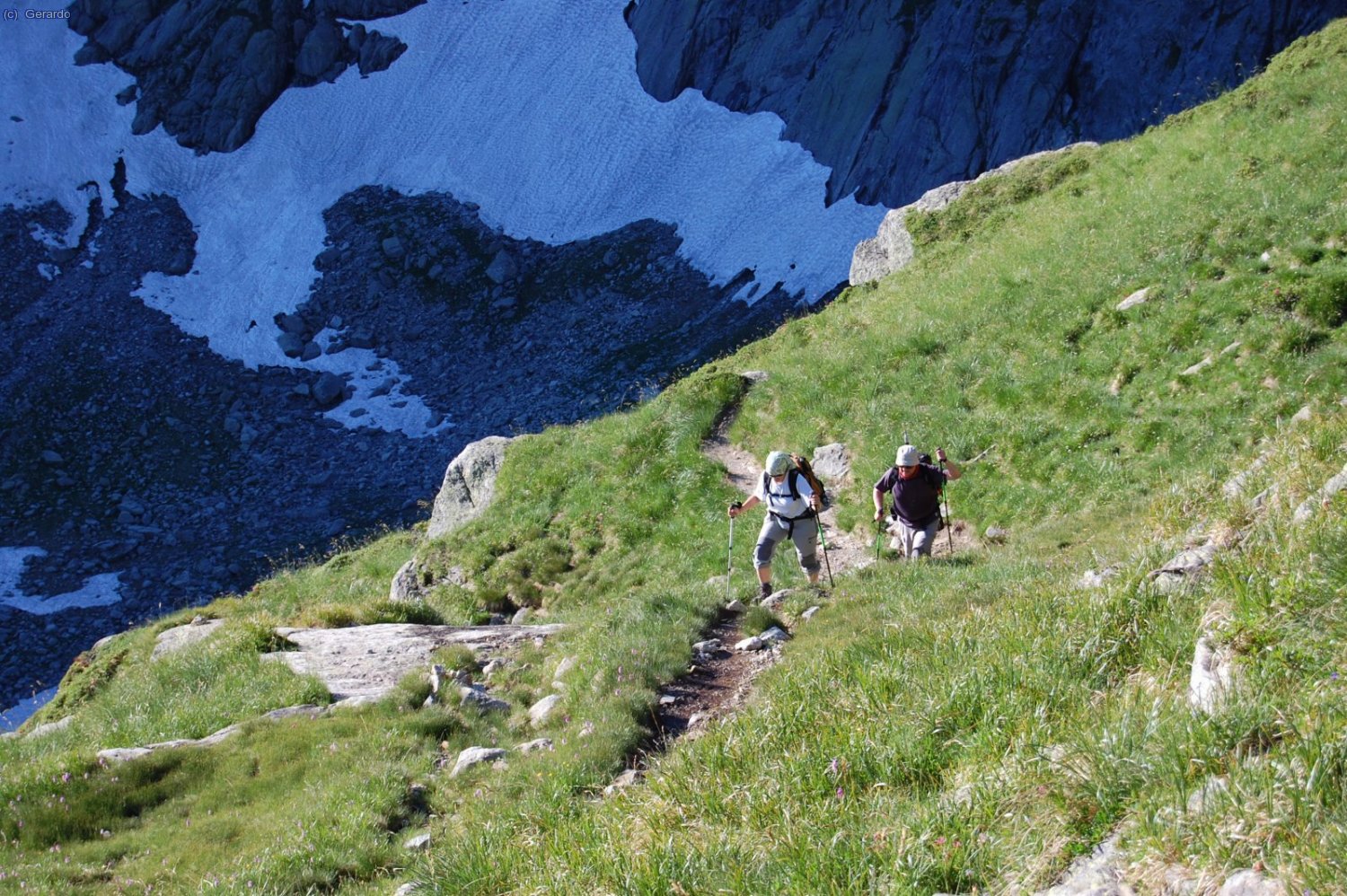Un momento de la progresi&oacute;n saliendo del circo. El sol aprieta desde el primer minuto.