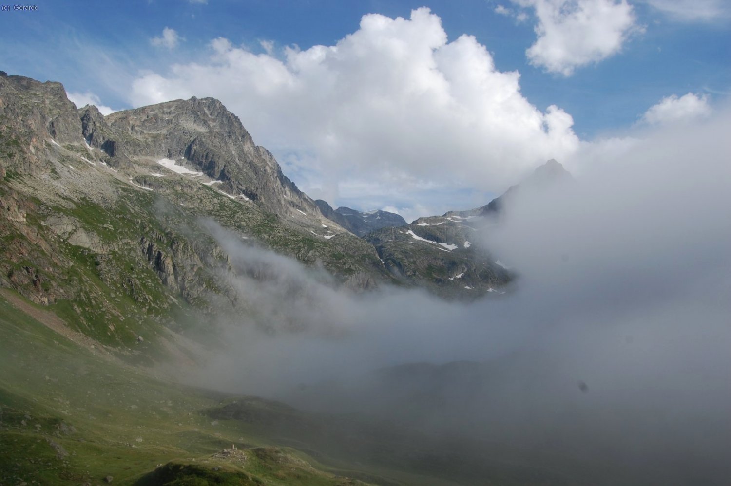 Desde el refugio de Espingo, a media tarde se abre alg&uacute;n rato, pero no definitivamente.