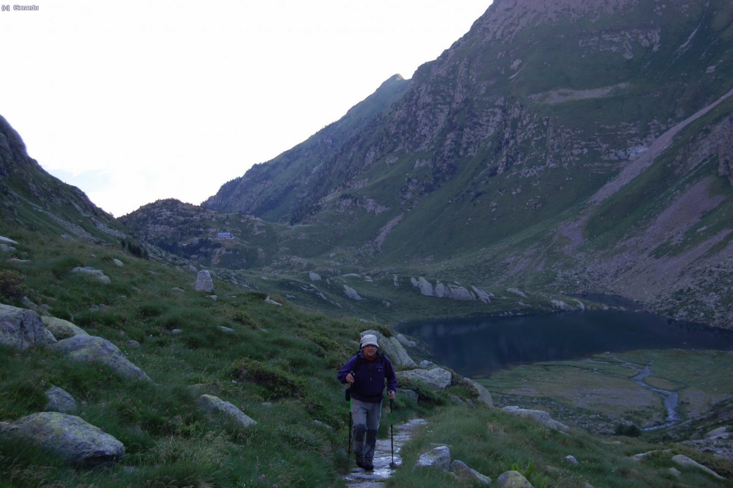 Detr&aacute;s va quedando la zona del refugio.