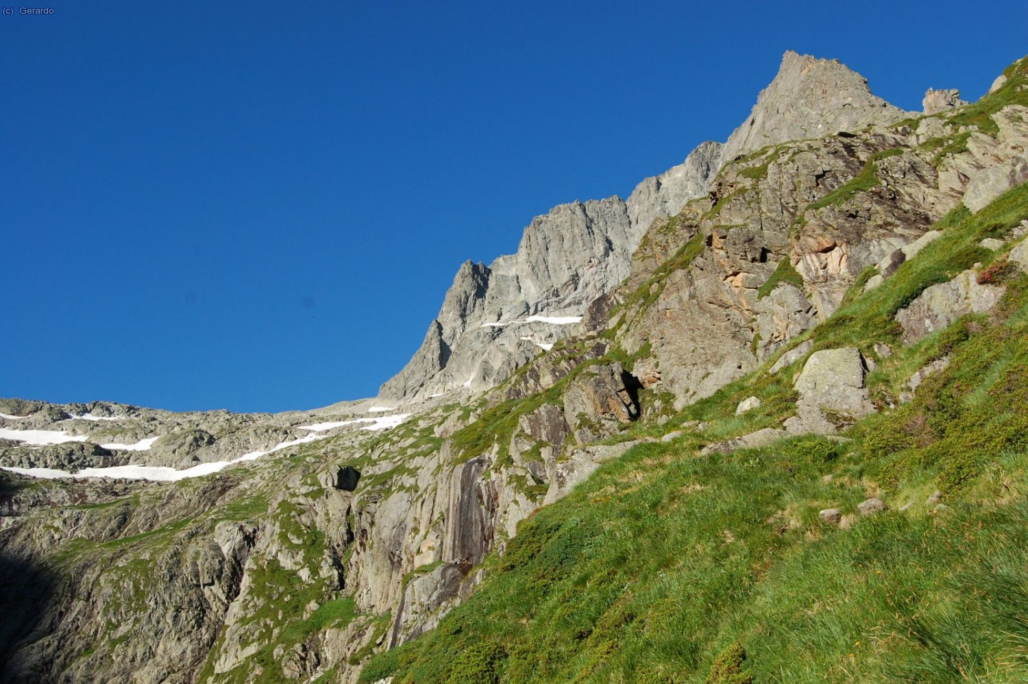 En el fondo del circo de Espingo, remontamos por la derecha, al pie del pico.