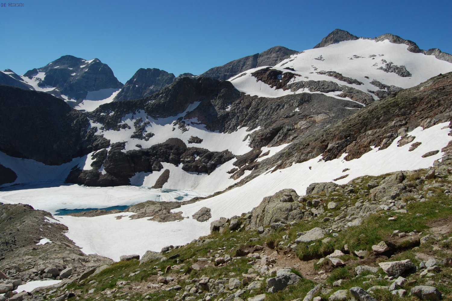 Hacia el sur-sureste, queda la imponente cuenca de O&ocirc;, con Perdiguero a la izquierda y Baquo a la derecha.