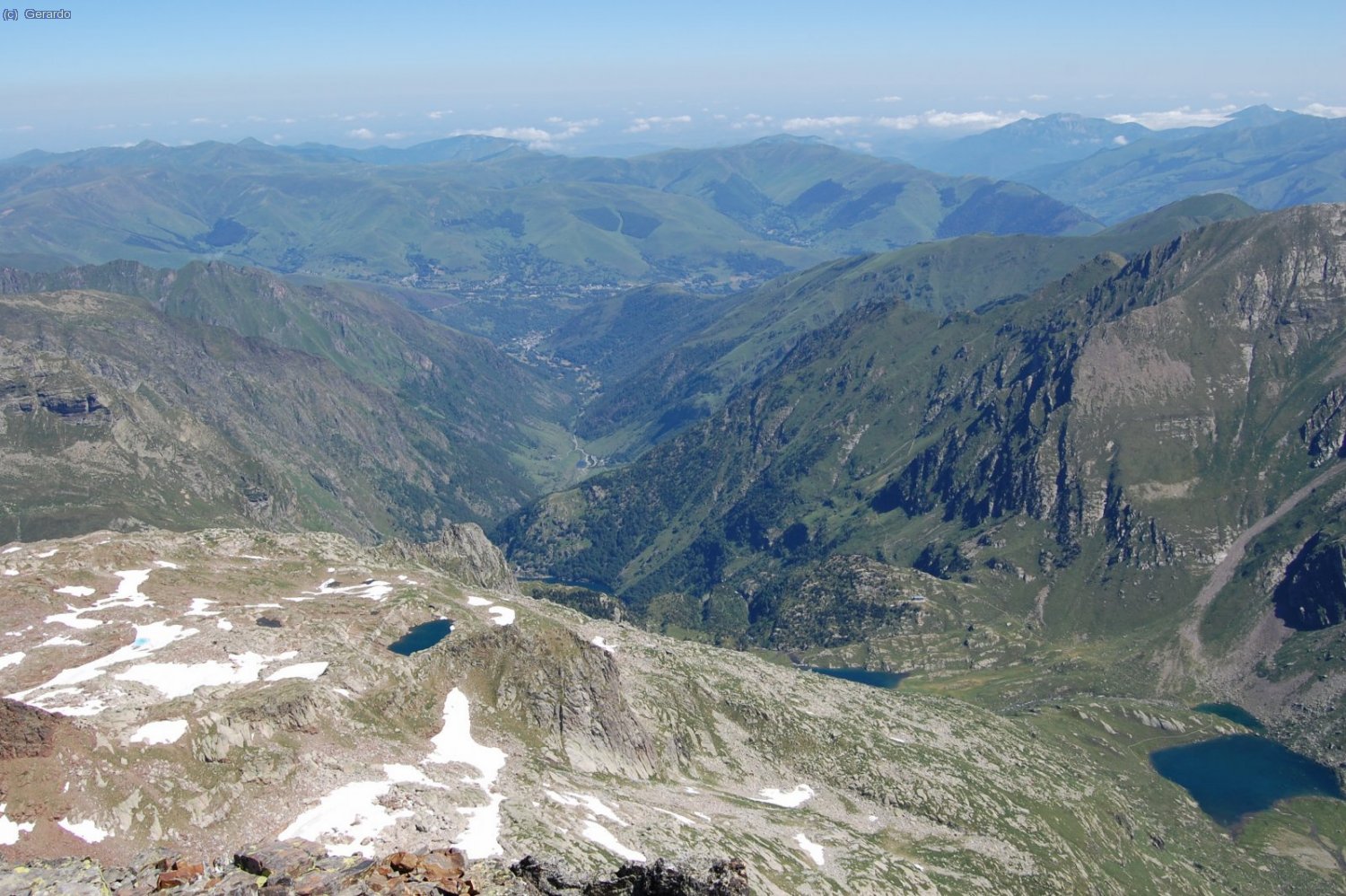 Y a norte total, el valle de O&ocirc;: en el centro, las campas de las granjas de Astau, donde tenemos el coche, y abajo a la derecha, cerca del lago, el refugio de Espingo.