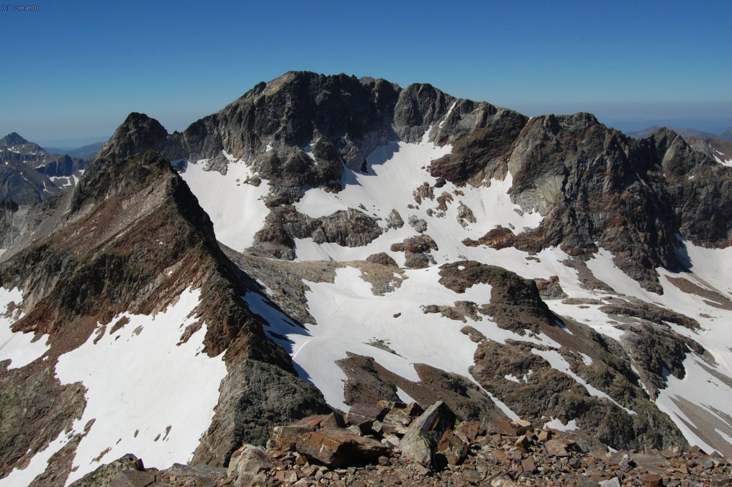 ... imponente todo el sector del Gourgs Blancs, por encima del que asoma la punta del Posets...