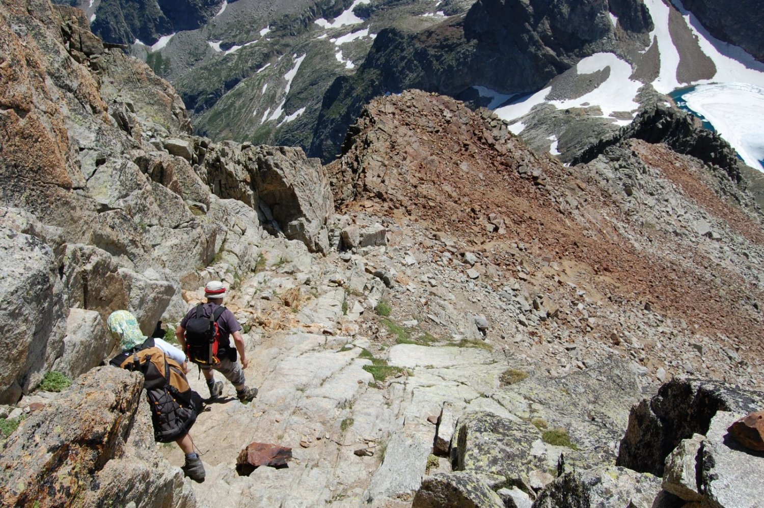 La pedregosa vertiente sur-sureste del pico.