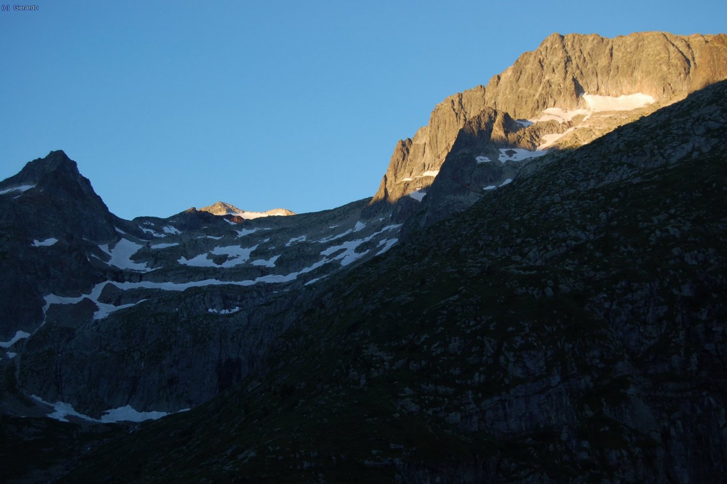 El domingo 18 s&iacute;, de verdad. El circo de Espingo, y a la derecha, soleado, el Spijeoles, nuestro objetivo, visto desde el norte. La normal gana el amplio collado y llega al pico por detr&aacute;s, por el sur.