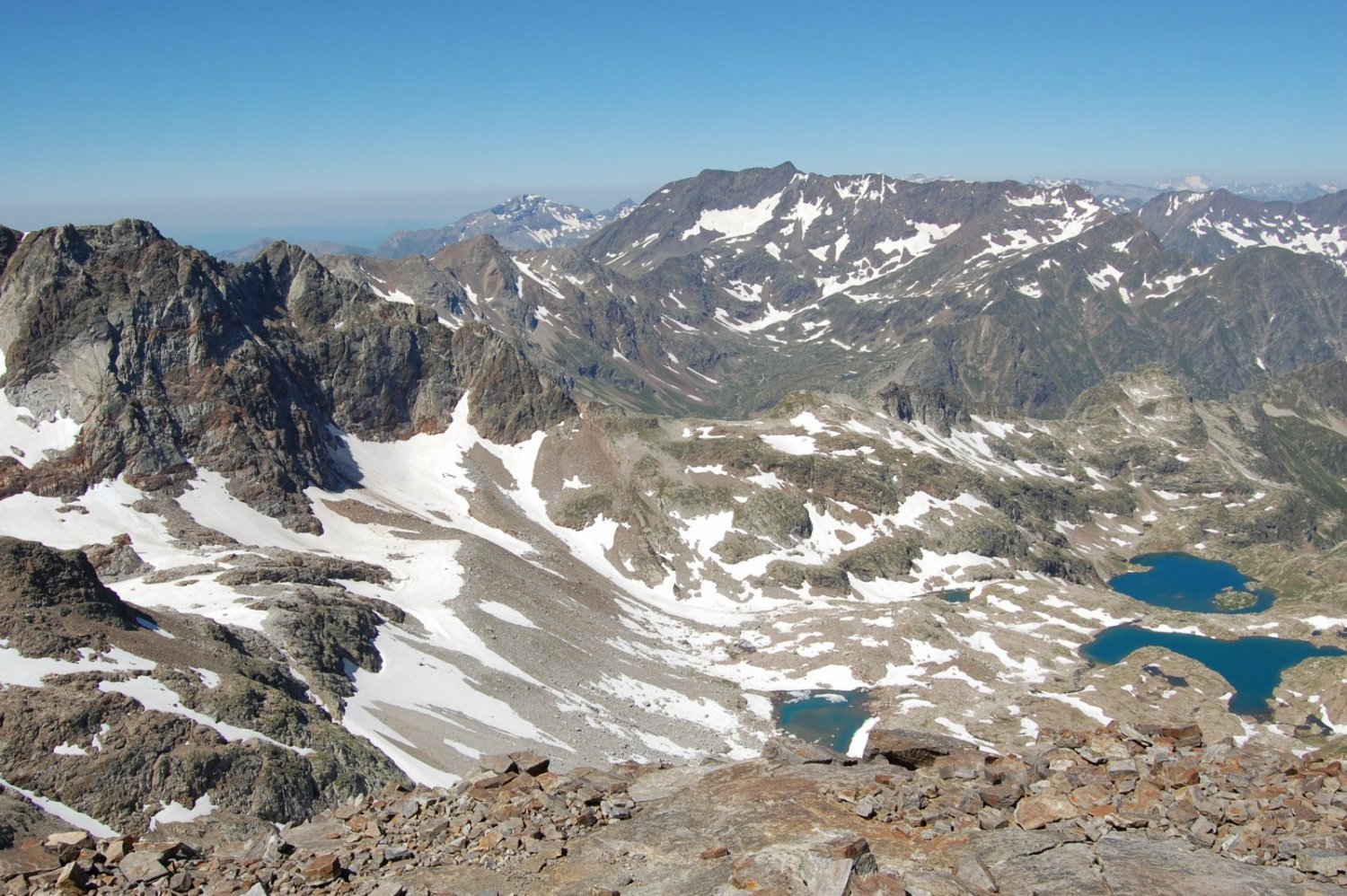 ...hacia oeste m&aacute;s o menos: Punta Suelza, Bachimala, puntas de las Tres Sorores, Vignemale...