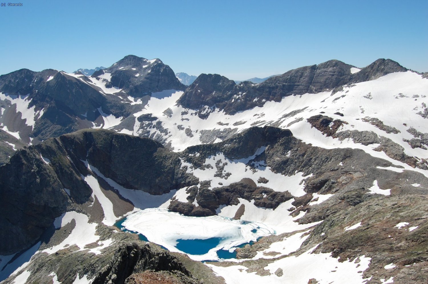 ...seguimos hacia sureste: Perdiguero, Baquo... (zona Aneto a la izquierda del Perdi...).