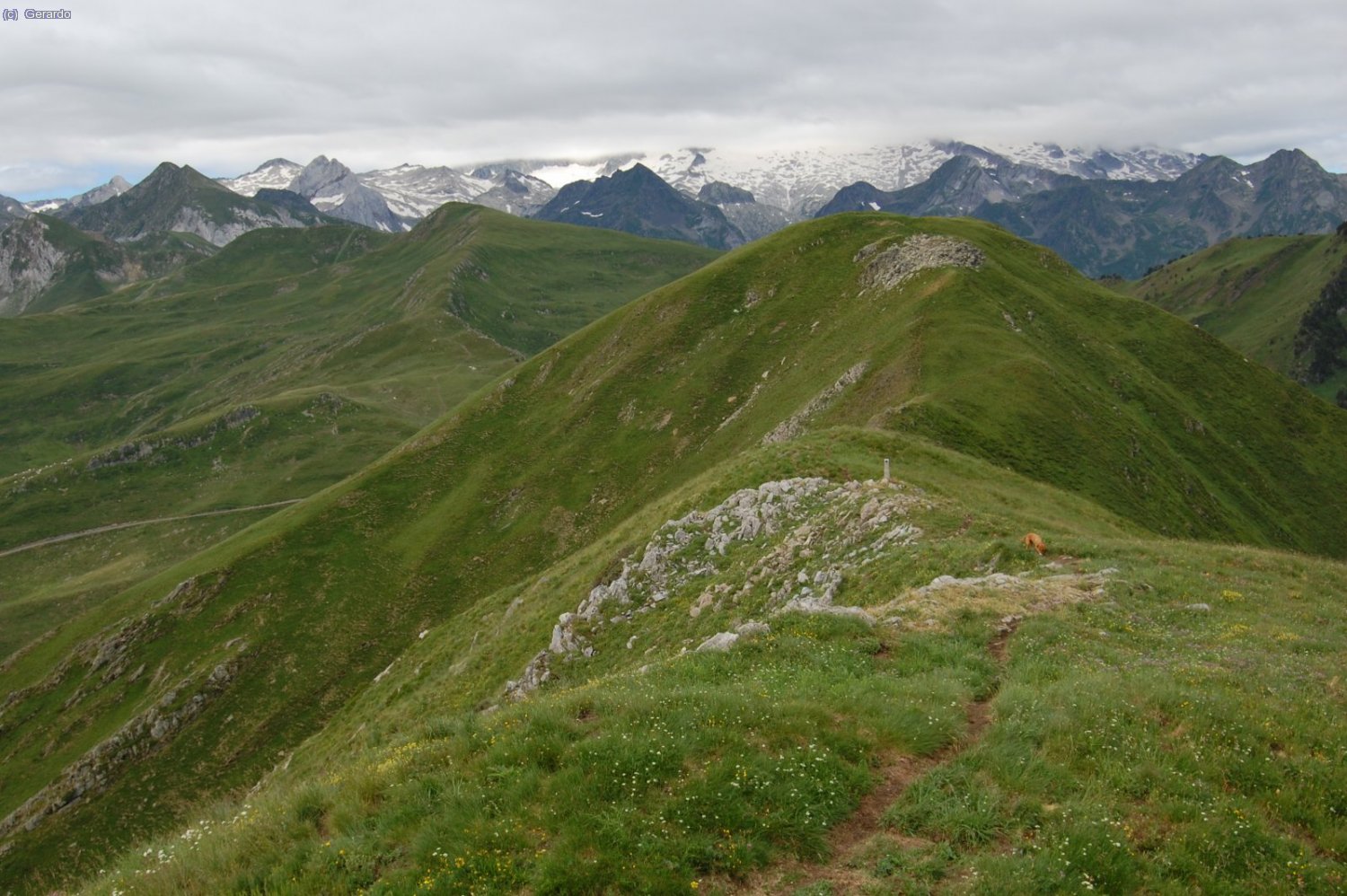 Carenant cap al sud, des del Montcorbison cap al Letassi, amb la Maladeta al fons.