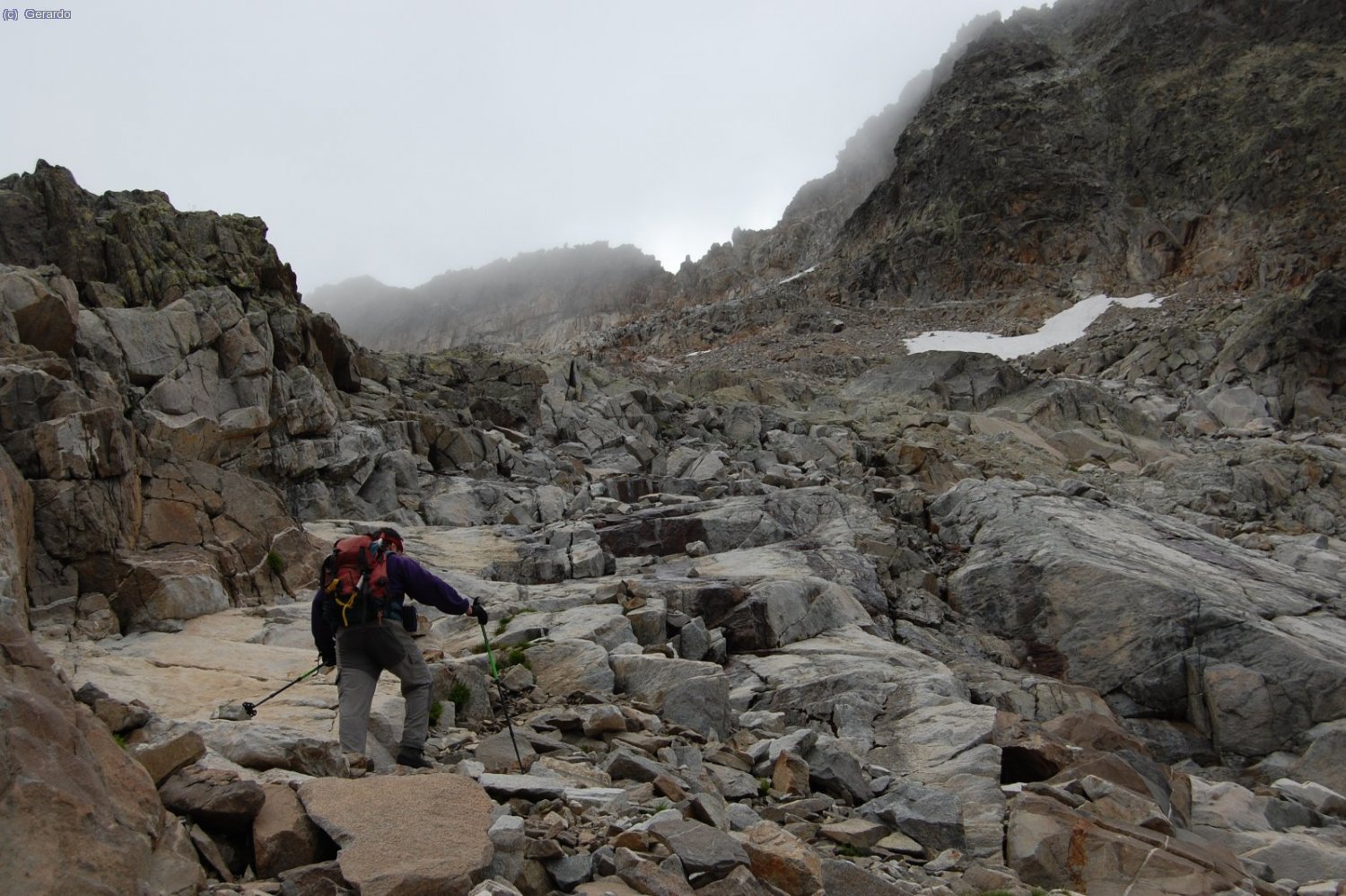 Pep progresando a medio flanco. La zona cimera, all&iacute; arriba, cada vez est&aacute; m&aacute;s pillada por la nube.