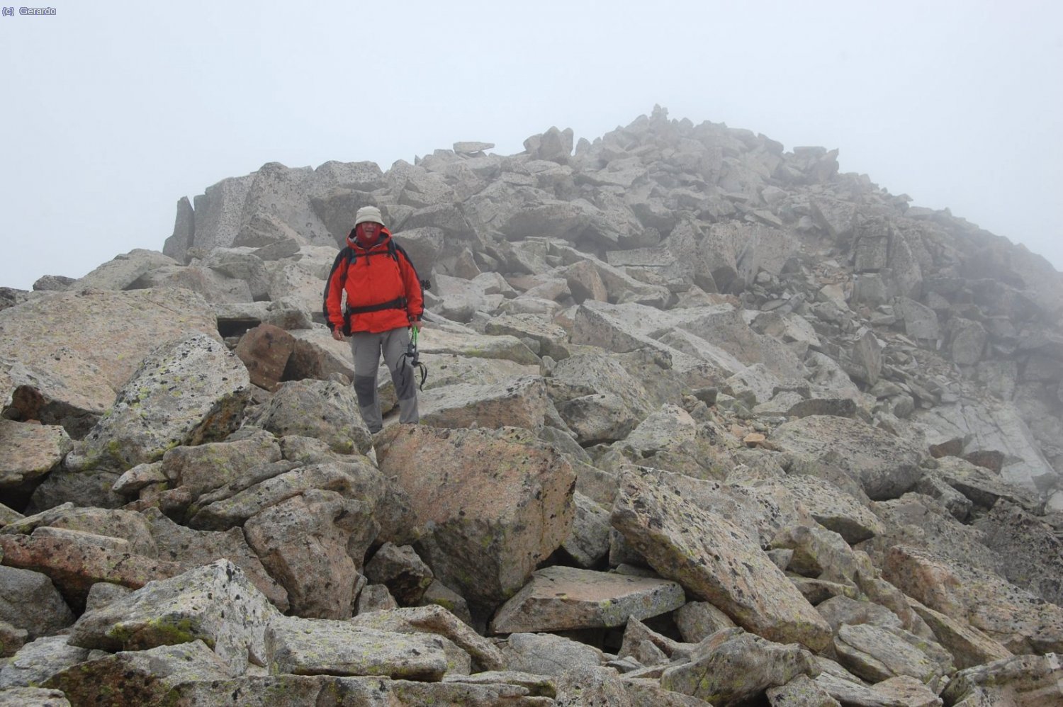 Nos tiramos una hora en la cima oriental por si la nube tozuda levantara... En fin, aqu&iacute; estamos empezando a volver, con el moj&oacute;n cimero detr&aacute;s de Pep.