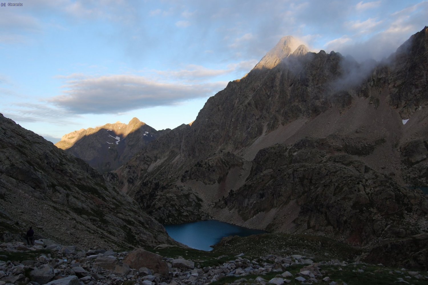 El amanecer del domingo no parece malo, con el primer sol pegando en el pico de Arriel...