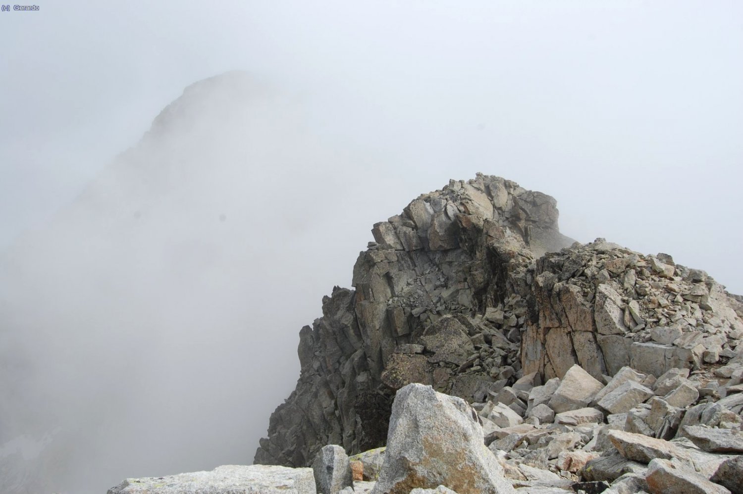 Pero no va a peor: es simplemente la nube de norte, tozuda como una mala cosa, un simple problema de visibilidad... All&iacute; asoma un poquito, al nordeste, la cima del Balait&uacute;s, muy pr&oacute;xima.