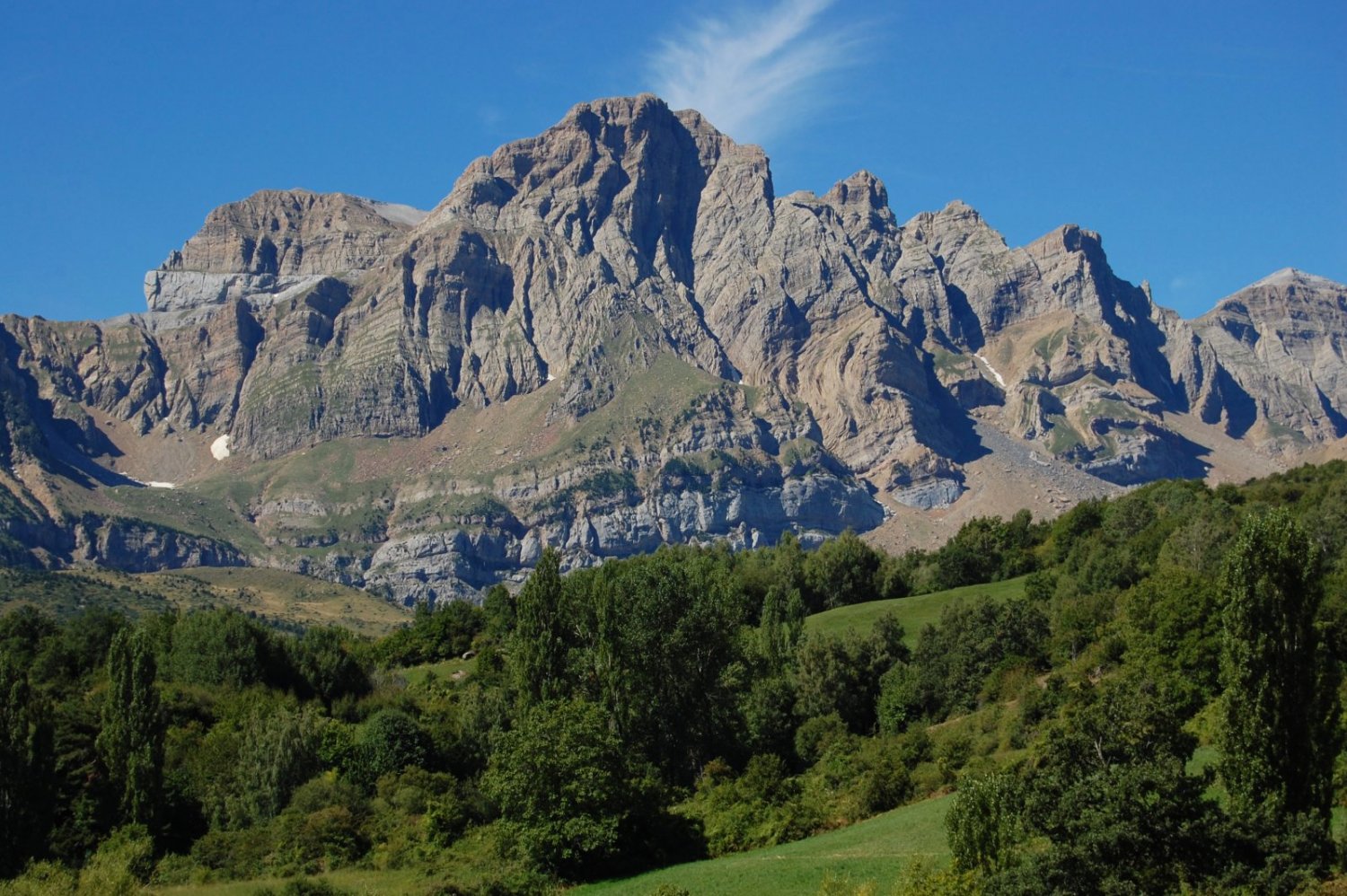 Impresionante la Pe&ntilde;a Telera desde Tramacastilla de Tena.