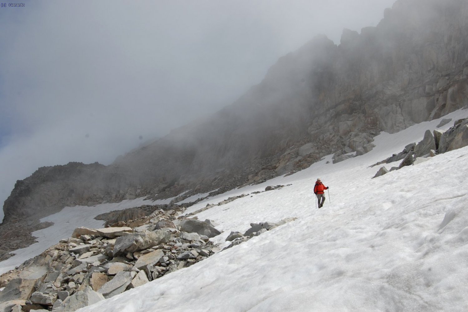 Hartos de piedras, bajamos por los escasos neveros tirando de crampones, que para eso los hemos cargado... La nieve est&aacute; dur&iacute;sima, lo normal para estos neveros residuales de verano.
