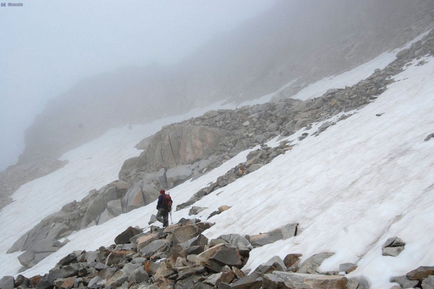 La nube ya nos engulle en la zona alta del flanco, a unos 2.800... Al fondo a&uacute;n podemos intuir el &aacute;ngulo sureste de esta vertiente, donde est&aacute; el paso clave para encaramarse a la zona de cimas.